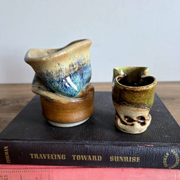 2 small handcrafted ceramic vases with unique ruffled rim. Signed by artists. - Picture 7 of 7